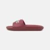 Lacoste CROCO SLIDE - Pantolette Flach - Burgundy/yellow 2 Lacoste CROCO SLIDE - Pantolette Flach - Burgundy/yellow -Lacoste 05f44e68a9054fc9aa8440fb4c58227d