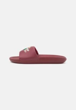 Lacoste CROCO SLIDE - Pantolette Flach - Burgundy/yellow