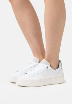 Lacoste CARNABY PLAT - Sneaker Low - Off White