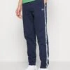 Lacoste Sport TAPERED - Jogginghose - Bleu Marine 1 Lacoste Sport TAPERED - Jogginghose - Bleu Marine -Lacoste 08cfa6a292f34436875a806789c5af01