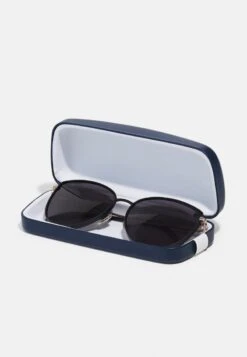 Lacoste Sonnenbrille - Matte Black 11 Lacoste Sonnenbrille - Matte Black -Lacoste 1a8f6ec2f8ee4c97a0a5ae1f41e51e16