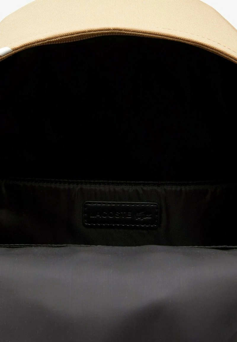 Lacoste Tagesrucksack - Viennois Farine 5 Lacoste Tagesrucksack - Viennois Farine – Bild 3