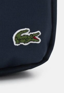 Lacoste NEOCROC VERTICAL CAMERA BAG UNISEX - Umhängetasche - Marine 12 Lacoste NEOCROC VERTICAL CAMERA BAG UNISEX - Umhängetasche - Marine -Lacoste 21921230e9304efa8834ecb081e0a8bd