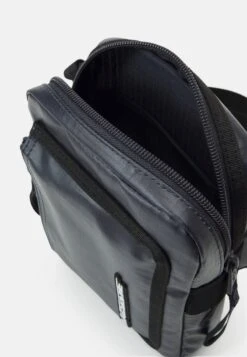 Lacoste STREET BALANCE UNISEX - Umhängetasche - Bleu Nuit Noir 10 Lacoste STREET BALANCE UNISEX - Umhängetasche - Bleu Nuit Noir -Lacoste 243b81acca6d41238a1b393b312055ab