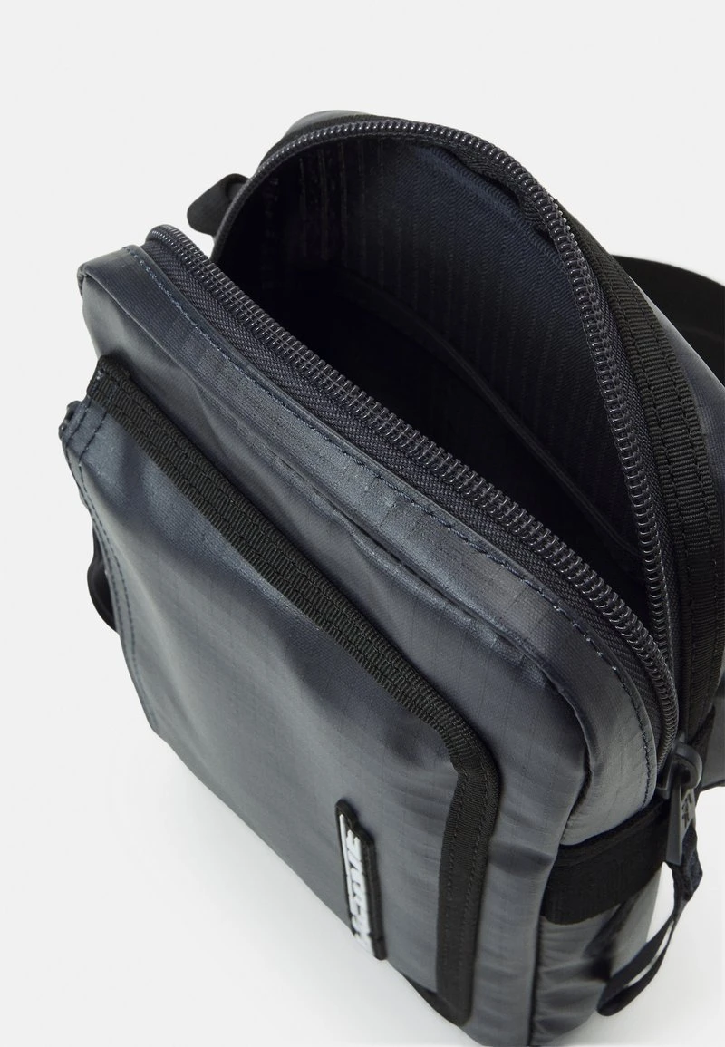 Lacoste STREET BALANCE UNISEX - Umhängetasche - Bleu Nuit Noir 5 Lacoste STREET BALANCE UNISEX - Umhängetasche - Bleu Nuit Noir – Bild 3