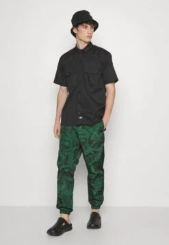 LACOSTE X NETFLIX UNISEX - Jogginghose - Green/black -Lacoste 3aee2ddd86484e72ac9495f3121a40fd