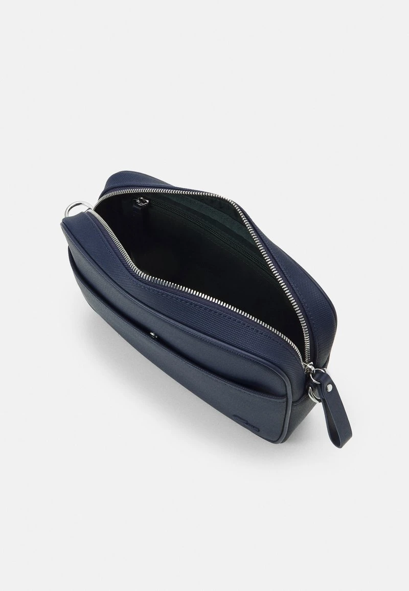 Lacoste DAILY LIFESTYLE CROSSOVER BAG - Umhängetasche - Marine 5 Lacoste DAILY LIFESTYLE CROSSOVER BAG - Umhängetasche - Marine – Bild 3