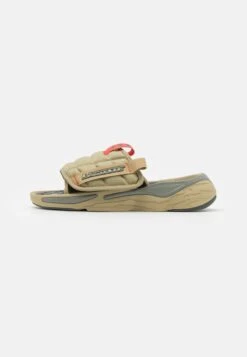 Lacoste ACE SLIDE - Pantolette Flach - Khaki/dark Grey