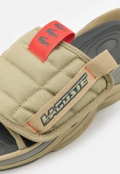 Lacoste ACE SLIDE - Pantolette Flach - Khaki/dark Grey -Lacoste 4e2301c4df4045d3836113cfe024ec2d