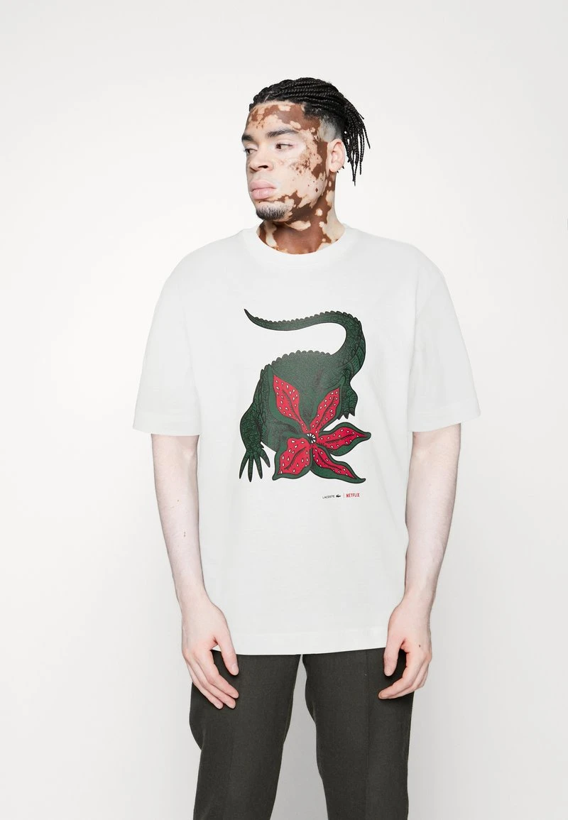 LACOSTE X NETFLIX - T-Shirt Print - Flour 3 LACOSTE X NETFLIX - T-Shirt Print - Flour