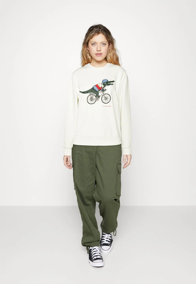 LACOSTE X NETFLIX - Sweatshirt - Flour 4 LACOSTE X NETFLIX - Sweatshirt - Flour – Bild 2