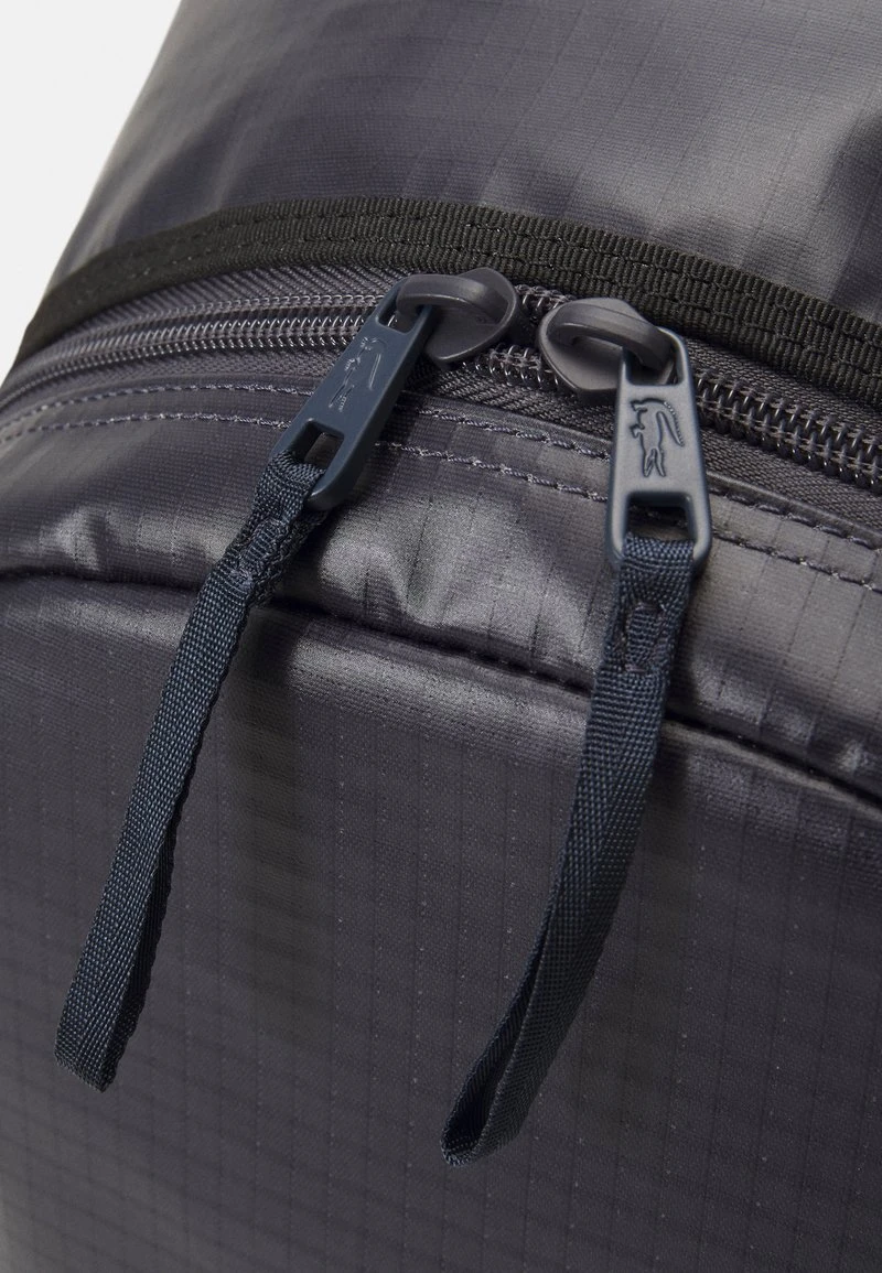 Lacoste STREET BALANCE - Tagesrucksack - Bleu/nuit Noir 7 Lacoste STREET BALANCE - Tagesrucksack - Bleu/nuit Noir – Bild 5