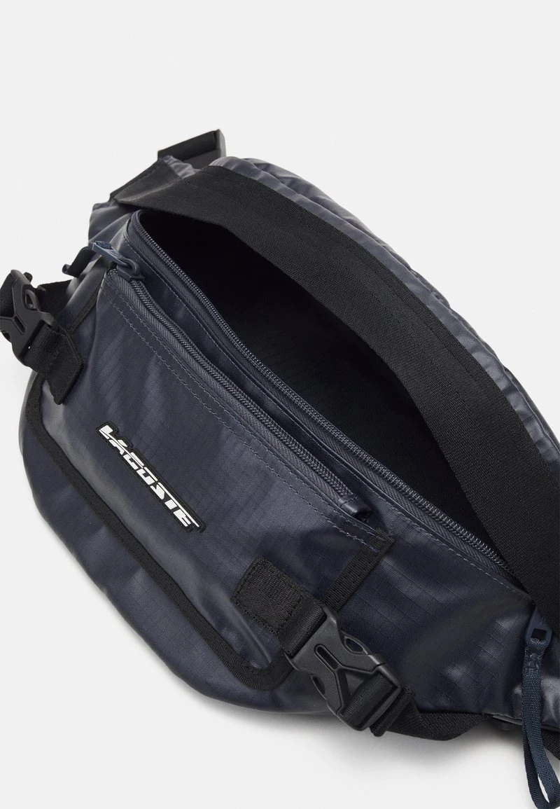 Lacoste STREET BALANCE UNISEX - Gürteltasche - Bleu Nuit Noir 5 Lacoste STREET BALANCE UNISEX - Gürteltasche - Bleu Nuit Noir – Bild 3