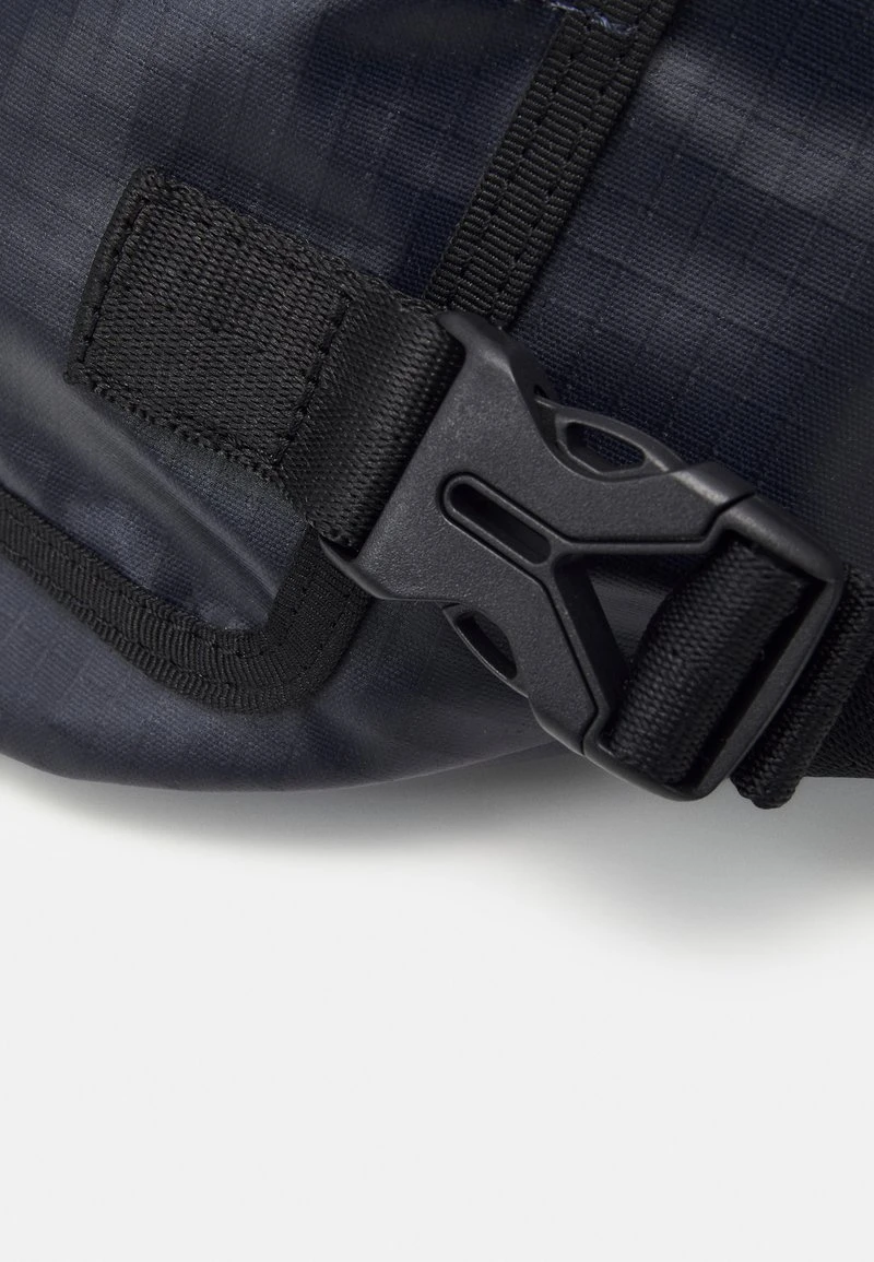 Lacoste STREET BALANCE UNISEX - Gürteltasche - Bleu Nuit Noir 6 Lacoste STREET BALANCE UNISEX - Gürteltasche - Bleu Nuit Noir – Bild 4