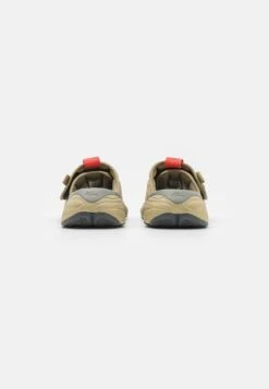 Lacoste ACE SLIDE - Pantolette Flach - Khaki/dark Grey -Lacoste 6e2e32b60d02418e96defe8a6d8a14fd