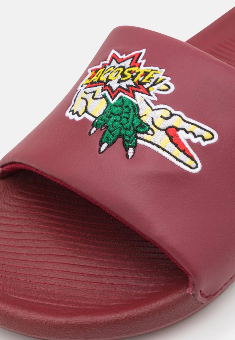 Lacoste CROCO SLIDE - Pantolette Flach - Burgundy/yellow 8 Lacoste CROCO SLIDE - Pantolette Flach - Burgundy/yellow – Bild 6