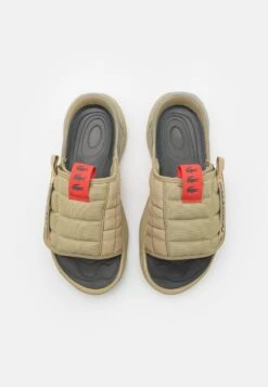 Lacoste ACE SLIDE - Pantolette Flach - Khaki/dark Grey -Lacoste 82ea91f7e2694675a9b6f60da58b58e5