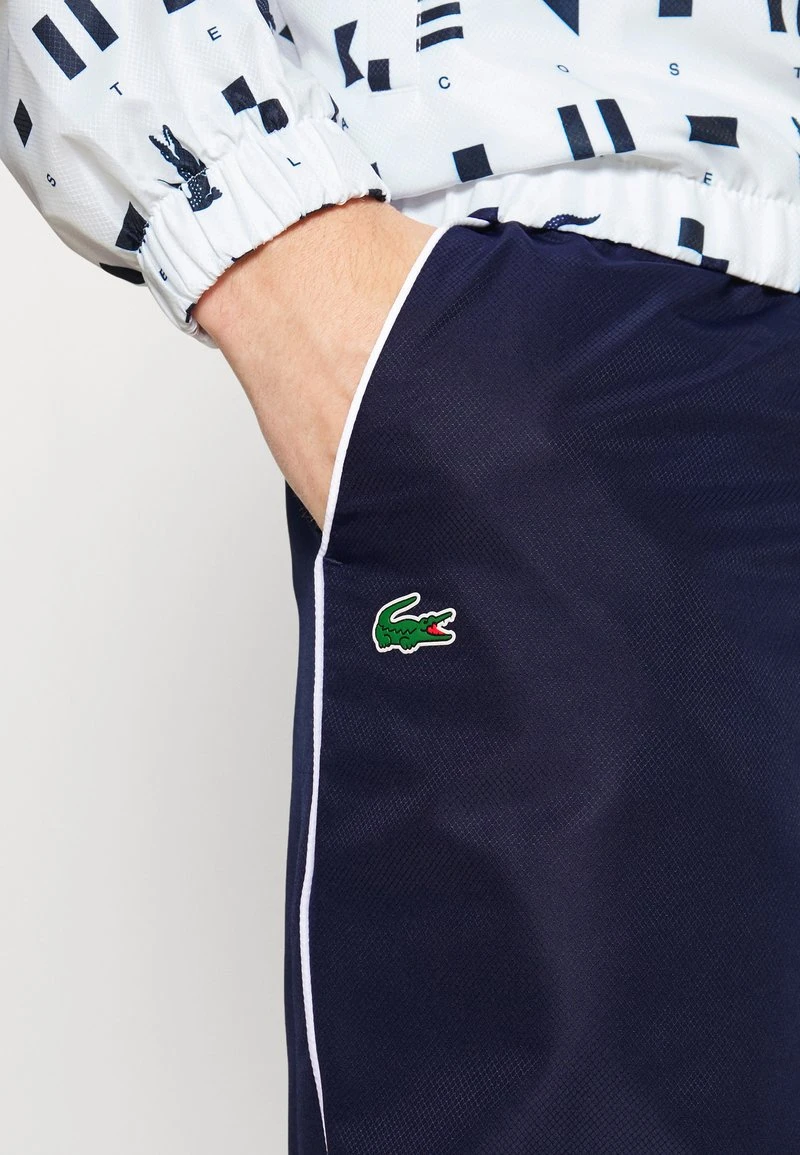 Lacoste Sport TRACKSUIT LOGO HOODED SET - Trainingsanzug - White/navy Blue 6 Lacoste Sport TRACKSUIT LOGO HOODED SET - Trainingsanzug - White/navy Blue – Bild 4