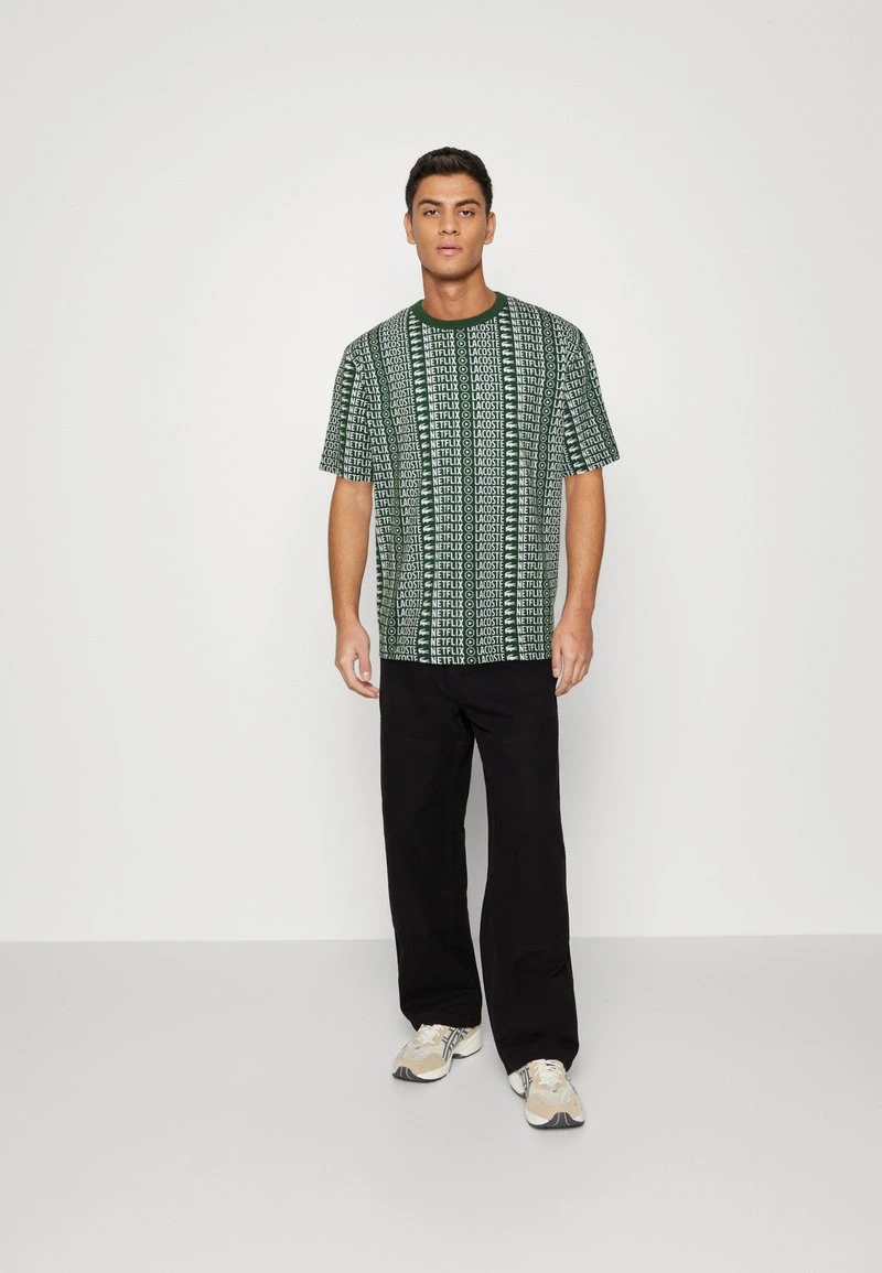 LACOSTE X NETFLIX UNISEX - T-Shirt Print - Green/white 3 LACOSTE X NETFLIX UNISEX - T-Shirt Print - Green/white – Bild 2