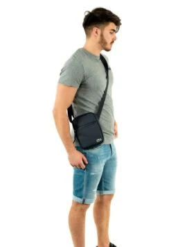 Lacoste Umhängetasche - Bleu 10 Lacoste Umhängetasche - Bleu -Lacoste 911fd5fc82ae4a958e2658a4cf7b6af7 1