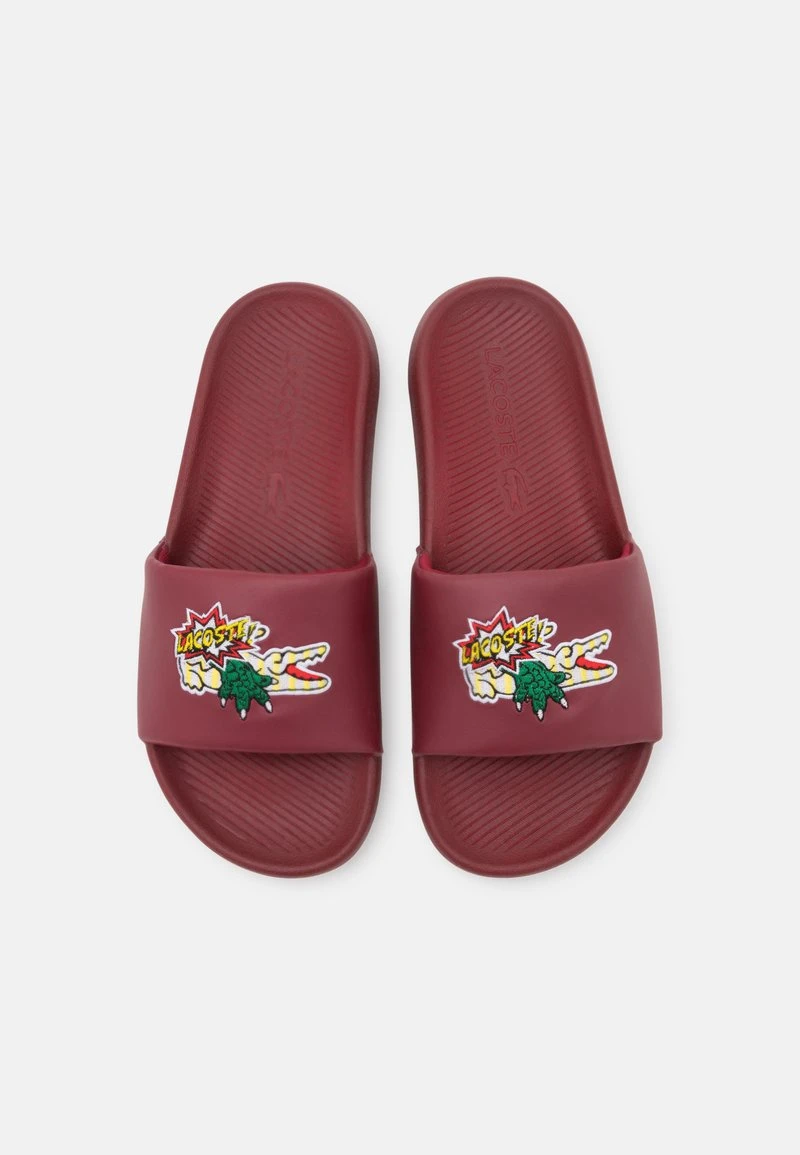 Lacoste CROCO SLIDE - Pantolette Flach - Burgundy/yellow 6 Lacoste CROCO SLIDE - Pantolette Flach - Burgundy/yellow – Bild 4