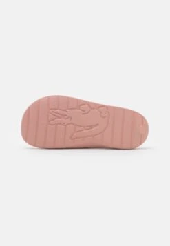 Lacoste CROCO - Pantolette Flach - Light Pink/white -Lacoste 9df622b66ccd43b6817fd82124e72573