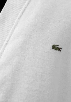 Lacoste Bademantel - White 11 Lacoste Bademantel - White -Lacoste a2595b76b32f46229cbcd7d0ae2b6145