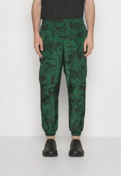 Lacoste 34 LACOSTE X NETFLIX UNISEX - Jogginghose - Green/black