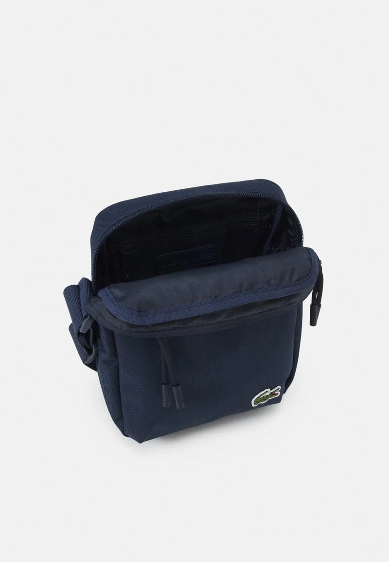 Lacoste NEOCROC VERTICAL CAMERA BAG UNISEX - Umhängetasche - Marine 5 Lacoste NEOCROC VERTICAL CAMERA BAG UNISEX - Umhängetasche - Marine – Bild 3