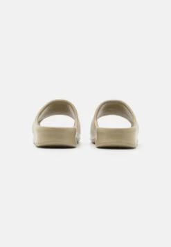 Lacoste CROCO 2.0 - Pantolette Flach - Khaki/off White 9 Lacoste CROCO 2.0 - Pantolette Flach - Khaki/off White -Lacoste b1f50664d1564c0ca55f2e62d8e67d85