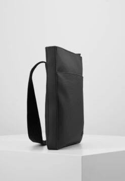 Lacoste FLAT CROSSOVER BAG - Umhängetasche - Black 11 Lacoste FLAT CROSSOVER BAG - Umhängetasche - Black -Lacoste b2e7f85e82604f25ac99db6e1709036f