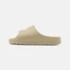 Lacoste CROCO 2.0 - Pantolette Flach - Khaki/off White -Lacoste b4def8791b34482ba940edfb05439ae0