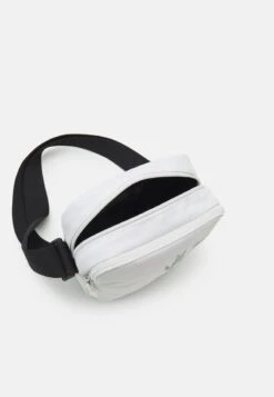 Lacoste NEOCROC SEASONAL UNISEX - Umhängetasche - Farine Estragon Noir 10 Lacoste NEOCROC SEASONAL UNISEX - Umhängetasche - Farine Estragon Noir -Lacoste b5c92f9cff7642c785b638849fbad7b8