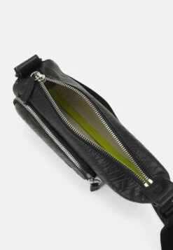 Lacoste Umhängetasche - NOIR 10 Lacoste Umhängetasche - NOIR -Lacoste cf78f6f7b41b4853b31770799006a6b4