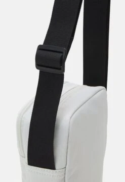 Lacoste NEOCROC SEASONAL UNISEX - Umhängetasche - Farine Estragon Noir 11 Lacoste NEOCROC SEASONAL UNISEX - Umhängetasche - Farine Estragon Noir -Lacoste d69bad24ae0247039c263b9216db4ad7