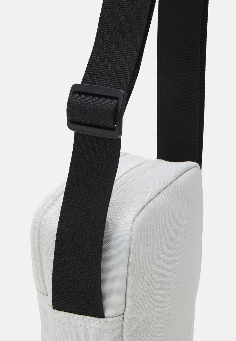 Lacoste NEOCROC SEASONAL UNISEX - Umhängetasche - Farine Estragon Noir 6 Lacoste NEOCROC SEASONAL UNISEX - Umhängetasche - Farine Estragon Noir – Bild 4