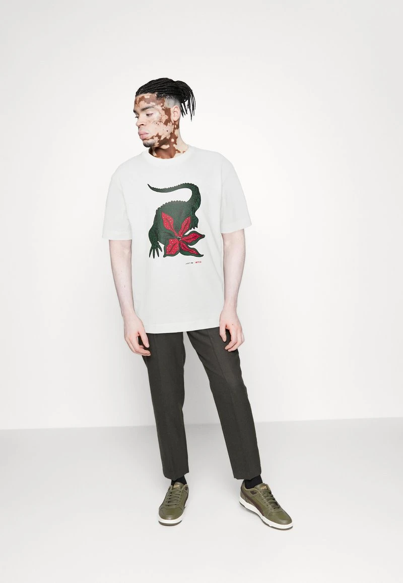 LACOSTE X NETFLIX - T-Shirt Print - Flour 4 LACOSTE X NETFLIX - T-Shirt Print - Flour – Bild 2