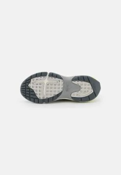 Lacoste ODYSSA - Sneaker Low - Light Grey/off White 12 Lacoste ODYSSA - Sneaker Low - Light Grey/off White -Lacoste ea819e81b81e44a99bf31df4e7711006