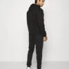 Lacoste Sport TRACKSUIT HODDED - Trainingsanzug - Black 2 Lacoste Sport TRACKSUIT HODDED - Trainingsanzug - Black -Lacoste f44993c92a4e48fa91b244640b1e4a26